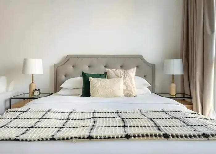 Elegant Studio With Partial Sea View In Court Tower
